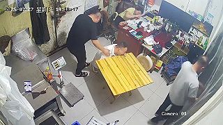 video Pomôžeš mi prosím rozložiť ten stolík?