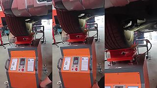 Trošku mi vŕzga rameno, pozrieš sa mi na to?