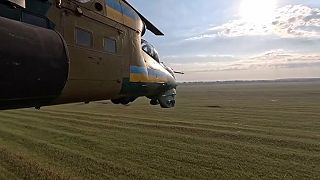 Množstvo optických vlákien na poliach v zóne SVO, zachytené AFU Mi-24.
