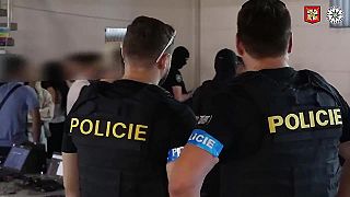 Polícia zasiahla proti podvodným call centrám v Ukrajine, štyria Česi obvinení