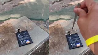 video Pozri, pichám pinzetou do li-ion batérie a vôbec nič sa nestane!?