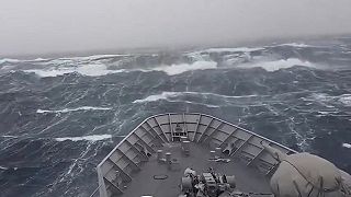 video Loď novozélandského kráľovského námorníctva HMNZS Otago zápasila s vlnami