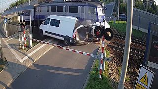 Ďalší, čo nedokázal prelomiť závoru, radšej sa zrazil s vlakom (Poľsko)
