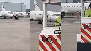 Piloti v Nigérii takmer zvalcovali s lietadlom letiskových technikov