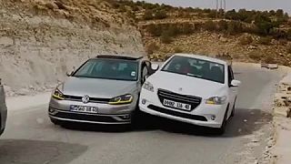 video Svadobný sprievod v Alžírsku blokoval cestu, vodič Peugeotu ich chcel predbehnúť