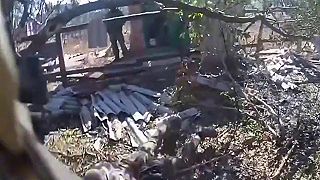 Špeciálne jednotku čistia osadu od okupantov