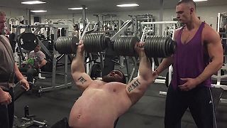 video Eddie Hall cvičí prsia na šikmej lavičke so 100 KG jednoručkami