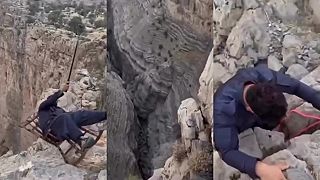 video Aliho asi omrzel život, hojdal sa na kresle na kraji hlbokej rokliny