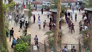 video V parížskom parku sa pobili „domáci”