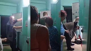 video Ruský „na šrot” elektrikár vykonáva údržbu rozvádzača