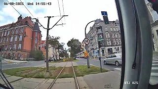 video 19-ročný mladík na kolobežke si myslel, že má prednosť pred električkou (Poľsko)