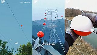 Plastové koule na drátech elektrického vedení. K čemu slouží?