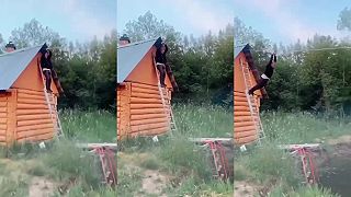 video Krasavček skúsil lanovú dráhu ponad jazierko