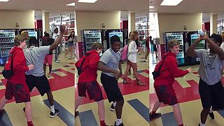 video Taký školský basketbal s fľašou vody