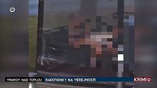 video Polícia vyšetruje pár za nevhodné správanie na terase vo Vranove