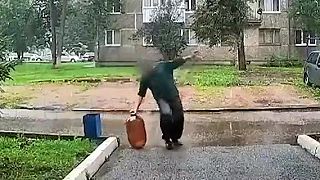 video Opitému Rusovi odstrelila fermentačná nádoba na pivo takmer dekel