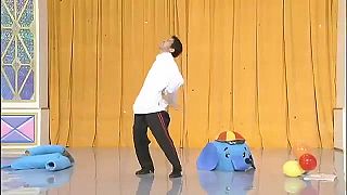 video Je mi nejak teplo, tak sa vyzlečiem!