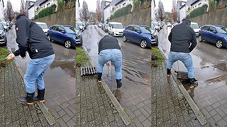 video Keď sa odtok upchá, treba vyčistiť zberný kôš