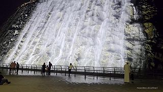 video 43-metrový umelý vodopád a amfiteáter v Chór Fakkáne je turistický skvost Šardžá