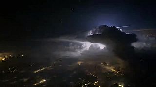 video Nočný let lietadlom popri silnej búrke