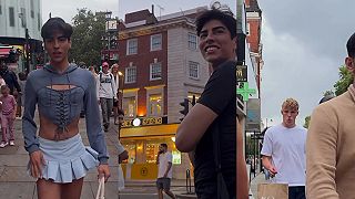 Zvodný femboy provokuje ľudí na ulici. Tí majú z neho radosť