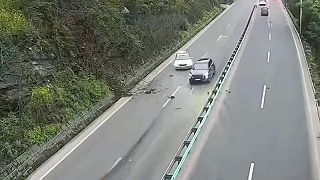 video Radšej spomalím, na ceste sú nejaké kamene a konáre