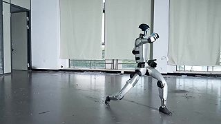 video Robota Unitree G1 si poriadne podali, strkali ho, kopali ho, no vždy vstal!