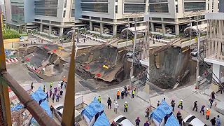 video Obrovská prepadlina pohltila cestu a poškodila infraštruktúru v centre Bangkoku