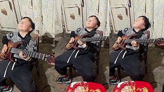 video Z nášho syna raz bude svetoznámy gitarista