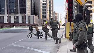 video ICE agenti chceli zadržať donáškara na bicykli, no ten s nimi vybabral