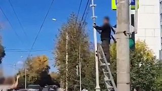 video Miestni raketoví inžinieri dostali za úlohu demontovať dopravnú značku