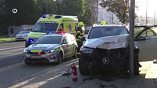 video Opitý zubár v Prievidzi zdemoloval na ulici šesť áut, v krvi mal 1,46 promile