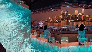 video V čínskom bare máte pocit, že kráčate po vlnách (Čunking)