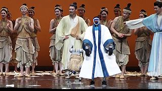 video Humanoidné roboty Unitree G1 účinkujú v čínskych umeleckých predstaveniach