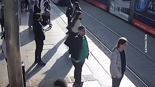 video Bezdrôtové slúchadlá v ušiach ju takmer stáli život