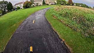 video Mokré farebné značenie na cyklochodníkoch má podobné vlastnosti ako ľad