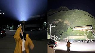 video Keď zapneš túto čínsku baterku, aj kohúty začnú kikiríkať!