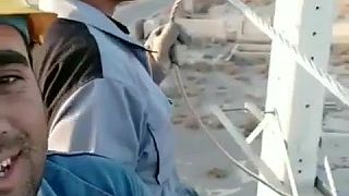 video Arabský elektrikár si zapaľuje cigaretu vysokým napätím