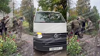 Zelenského komandá násilným spôsobom odnášajú muža na vojnu