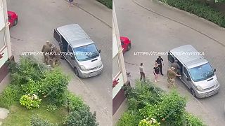 Odvážne dievča na Ukrajine zachránilo muža pred odvodom do armády