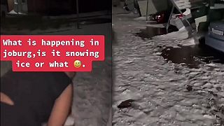 Před dvěma nocemi v Johannesburgu napadl "sníh" ❄️, který se neroztál.