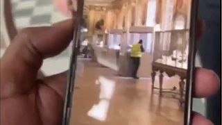 Francouzská televizní stanice BFMTV odvysílala záběry z loupeže v Louvru.