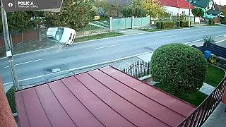 video Opitý 38-ročný muž v okrese Galanta narazil do auta s mladou ženou a dieťaťom