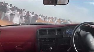 video No pozri na nich, stoja tam ako prij*baní!