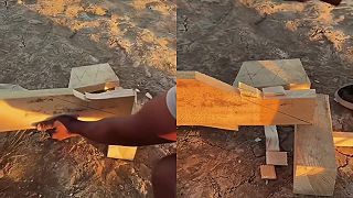 video Tento tesár pílu nepotrebuje, stačí mu tesárske kladivo