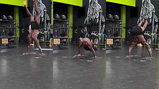 video Chalan dokáže so svojím telom jedinečné cviky