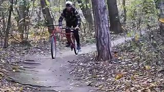 Čech jazdí po lese na jedinečnom bicykli, ktorý má extra dlhý rám