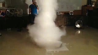 Mladíci vytvorili pomocou suchého ľadu a vody malé tornádo
