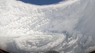 Úchvatné zábery z preletu cez oko hurikánu Melissa