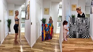 video Postihnutá žena maľuje nohami nádherné obrazy